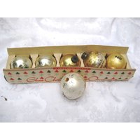 Glänzender Brite Glasanhänger, Vintage Gold, Silber, Christbaumschmuck, Mid Century, Weihnachtsdeko, Glitter, Groß 6, 5 cm Glänzender Brite Glasanhänger, Vintage Gold, Silber, Christbaumschmuck, Mid Century, Weihnachtsdeko, Glitter, Groß 6, 5 cm von CathysShabbyFarm