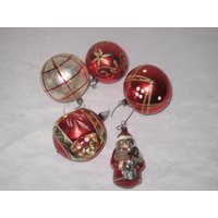 Sammlung Von Rotem Glas Baumschmuck, Weihnachtsmänner, Goldglitzer, Einstich, Großer Christbaumschmuck, 6, 5 cm, Mid Century, 50Er Jahre Sammlung Von Rotem Glas Baumschmuck, Weihnachtsmänner, Goldglitzer, Einstich, Großer Christbaumschmuck, 6, 5 cm, Mid Century, 50Er Jahre von CathysShabbyFarm