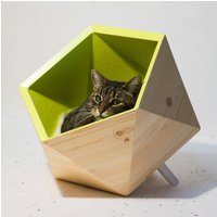 Mini Geobed. Modernes Hölzernes Bett Für Eine Kleine Katze Oder Kätzchen von CatissaCatTrees