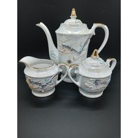 Ausverkauf Vintage 11 Stück Moriage White Lusterware Lithopane Dragonware Tee Set Ausverkauf Vintage 11 Stück Moriage White Lusterware Lithopane Dragonware Tee Set von CatsFuzzySacks