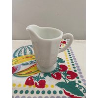 Vintage Milchglas Hohe Milchkännchen/Bauernhaus Dekor Ersatzkrug Vase von CattailFarmsStudio
