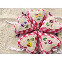 Stiefmütterchen Stickerei Hängende Herz Verzierung, Blumen, Rot Und Weiß Gingham Muster Stoff, Home Decor, Frühling Osterdekorationen von CauliflowerGoods