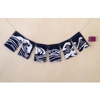 Mini Ozean Gebet Flaggen. Gehen Sie Mit Dem Flow-Set, Um Auf Fahrrad, Van, Auto Oder Wo Immer Zu Tagtraum Anschwellen Hängen Mini Ozean Gebet Flaggen. Gehen Sie Mit Dem Flow-Set, Um Auf Fahrrad, Van, Auto Oder Wo Immer Zu Tagtraum Anschwellen Hängen von Cazmira