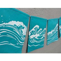 Ozean Gebetsfahnen. Gehen Sie Mit Dem Flow Ozean Gebetsfahnen. Gehen Sie Mit Dem Flow von Cazmira