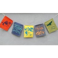 Wanderer Gebetsfahnen. Rucksack-Gebetsfahnen. Wanderreise Geschenk Wanderer Gebetsfahnen. Rucksack-Gebetsfahnen. Wanderreise Geschenk von Cazmira