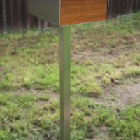 Edelstahl Briefkastenpfosten - Modernes In-Ground Design von CeCeWorks