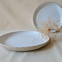 Essteller Aus Gepunktetem Ton Mit Weißer Glasur von CeSACeramica