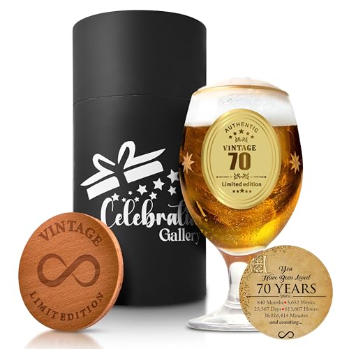 Celebration Gallery Biergläser zum 70. Geburtstag - Personalisierte Geschenke für Männer Individuelle Tasse mit Holzuntersetzer - 400 ml Pint-Gläser Biergeschenke - Lebensmittelechte Glasbecher für von Celebration Gallery