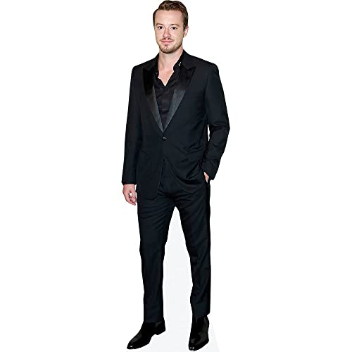 Joseph Quinn (Black Suit) Pappaufsteller lebensgross von Celebrity Cutouts