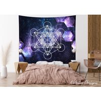Metatrons Würfel Wandteppich Heilige Geometrie Blau Lila Galaxie Wandbehang Wandteppiche Spiritueller Metatrons Würfel Wandteppich Heilige Geometrie Blau Lila Galaxie Wandbehang Wandteppiche Spiritueller von CeleskyDesigns