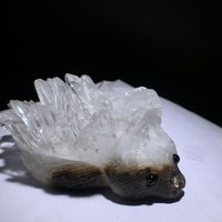 Natürliche Weiße Kristall-Cluster-Mineralprobe Handgeschnitzter Braunbär A46 von CelsestialCrystals