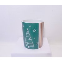 Anpassbare Weihnachtstasse Aus Grünem Und Rotem Weihnachtsbaumporzellan von CeminaKafe