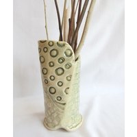 Grüne Keramik Vase Mit Strukturmuster von CenteredClayWorks