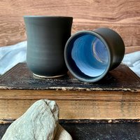 Handgefertigte Keramiktasse | 230 Ml Mattschwarze Und Himmelblaue Steinguttasse Ohne Henkel Handgefertigte Keramiktasse | 230 Ml Mattschwarze Und Himmelblaue Steinguttasse Ohne Henkel von CenteredVessel