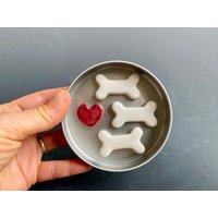 Hundeknochen Magnete in Blechdose Mit Herz - Magnet Set, Geschenk Für Hundeliebhaber, Handgefertigte Keramik Magnete, Hundemama von CenteredVessel