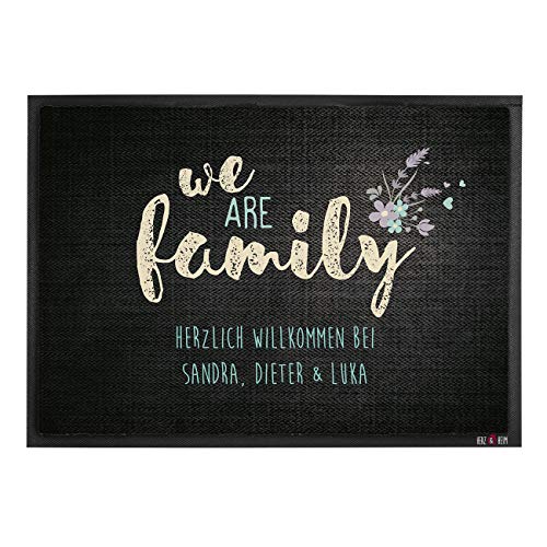 Cera & Toys® persönliche Fußmatte - we Are Family - mit Ihrem Wunschtext in 2 Zeilen 60 cm x 40 cm (B/H) von Cera & Toys