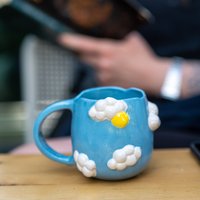 Blauer Himmel Kaffeekeramik, Handgemachte Bunte Kaffeetasse, Sonnen - Und Himmelsthema, Dekorative Rustikale Kaffeetasse von CeraBien
