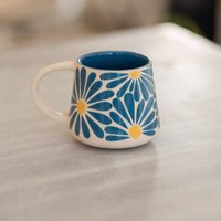 Blumenkaffeetasse, Handgemachte Große Becher, Blaue Blumenkeramikbecher von CeraBien