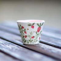 Erdbeertasse, Handgefertigtes Buntes Trinkgeschirr Aus Keramik, Tasse Mit Erdbeermuster, Farbenfrohes Wohndekor, Sommerliche Tischdekoration von CeraBien