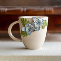 Handgefertigte Keramiktasse Mit Blumenmuster - Handgefertigte Kaffeetasse Blauen Blüten Und 3D-Blatt-Akzenten, Valentinstagsgeschenk Handgefertigte Keramiktasse Mit Blumenmuster - Handgefertigte Kaffeetasse Blauen Blüten Und 3D-Blatt-Akzenten, Valentinstagsgeschenk von CeraBien
