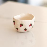 Handgemachte Keramik Tasse, Sommer Obst Trinkgeschirr, Bunte Lebendige Erdbeere Und Kirsche von CeraBien