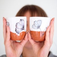 Keramiktasse Mit Blumenmuster, Handgefertigtes Keramiktrinkgeschirr, Weinglas, Tassenset von CeraBien