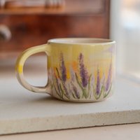 Lavendel - Handgemachte Kaffeetasse, Lavendelgarten Blumentasse, Aquarell Bemalte Keramiktasse, Sonnenuntergangslandschaft von CeraBien