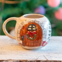 Weihnachtliche Kaffeetasse, Niedliche Hausdekorierte Keramiktasse, Weihnachtsgeschenkidee von CeraBien