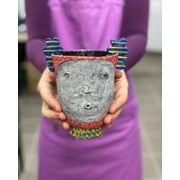 Funky Schwarzer Keramikbecher, Niedliche Keramikvase, Keramikverzierung, Buntes Dekor, Tischdekoration, Niedlicher Akzent, Wunderliche Verzierung von CeramicArtbyLucy