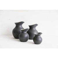 Set Mit 4 Krügen Und Milchkännchen | Matte Schwarze Keramik Küchenbehälter von CeramicNetwork