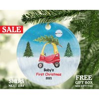 Babys Erste Weihnachtsverzierung - Neues Baby Auto Eltern Mädchen Jungen Sohn Tochter Mama Papa Neugeborene 1 Babys Erste Weihnachtsverzierung - Neues Baby Auto Eltern Mädchen Jungen Sohn Tochter Mama Papa Neugeborene 1 von CeramicOrnamentsUS