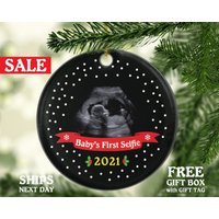 Babys Erstes Selfie Weihnachtsverzierung - Wir Erwarten Sonogramm Ultraschall Neue Eltern Mama Papa Baby Mädchen Junge Schwangeres Andenken Babys Erstes Selfie Weihnachtsverzierung - Wir Erwarten Sonogramm Ultraschall Neue Eltern Mama Papa Baby Mädchen Junge Schwangeres Andenken von CeramicOrnamentsUS