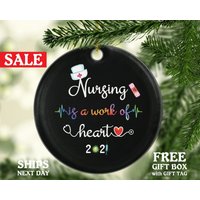 Nursing Is A Work Of Heart Weihnachten Ornament Krankenschwester Wertschätzung Geschenk Für Frauen Männer Praktiker Und Abschluss Gesundheit Nursing Is A Work Of Heart Weihnachten Ornament Krankenschwester Wertschätzung Geschenk Für Frauen Männer Praktiker Und Abschluss Gesundheit von CeramicOrnamentsUS