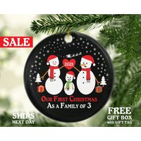 Unser Erstes Weihnachten Als 3-Köpfige Familie Ornament - Schneemänner Baby Mädchen Junge Neue Mama Daddy Papa Mutter Vater Neugeborene Eltern Drei Unser Erstes Weihnachten Als 3-Köpfige Familie Ornament - Schneemänner Baby Mädchen Junge Neue Mama Daddy Papa Mutter Vater Neugeborene Eltern Drei von CeramicOrnamentsUS