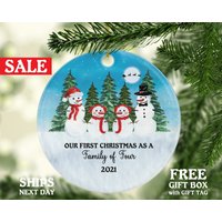 Unser Erstes Weihnachten Als 4-Köpfige Familie Weihnachtsschmuck - Aquarell Schneemänner Baby Mädchen Junge Neue Mama Papa Eltern Vier Unser Erstes Weihnachten Als 4-Köpfige Familie Weihnachtsschmuck - Aquarell Schneemänner Baby Mädchen Junge Neue Mama Papa Eltern Vier von CeramicOrnamentsUS