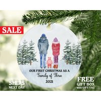 Unser Erstes Weihnachten Als Dreiköpfige Familie Weihnachtsschmuck - Aquarell Wintermantel Baby Mädchen Junge Neue Mama Papa Eltern Drei Unser Erstes Weihnachten Als Dreiköpfige Familie Weihnachtsschmuck - Aquarell Wintermantel Baby Mädchen Junge Neue Mama Papa Eltern Drei von CeramicOrnamentsUS