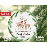 Unser Erstes Weihnachten Als Familie Mit 3 Weihnachtsschmuck - Aquarell Hirsch Rentier Baby Mädchen Junge Neue Mama Papa Eltern Drei Unser Erstes Weihnachten Als Familie Mit 3 Weihnachtsschmuck - Aquarell Hirsch Rentier Baby Mädchen Junge Neue Mama Papa Eltern Drei von CeramicOrnamentsUS