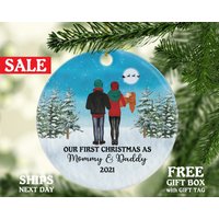Unser Erstes Weihnachten Als Mama Und Papa Eine Familie Mit 3 Weihnachtsschmuck - Aquarell Schneemantel Winter Baby Mädchen Junge Neue Eltern Unser Erstes Weihnachten Als Mama Und Papa Eine Familie Mit 3 Weihnachtsschmuck - Aquarell Schneemantel Winter Baby Mädchen Junge Neue Eltern von CeramicOrnamentsUS