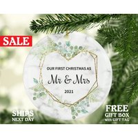 Unser Erstes Weihnachten Als Mr & Mrs Ornament Floral Marmor Blume Braut Bräutigam Just Married Frisch Vermählt Paar Liebe 1st Romantisch Unser Erstes Weihnachten Als Mr & Mrs Ornament Floral Marmor Blume Braut Bräutigam Just Married Frisch Vermählt Paar Liebe 1st Romantisch von CeramicOrnamentsUS