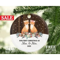 Unser Erstes Weihnachten Als Mrs & Fox Gay Lesben Paar Ornament - Braut Bräutigam Just Married Jungvermählten Frisch Vermählten Liebe Ist Gleich Unser Erstes Weihnachten Als Mrs & Fox Gay Lesben Paar Ornament - Braut Bräutigam Just Married Jungvermählten Frisch Vermählten Liebe Ist Gleich von CeramicOrnamentsUS