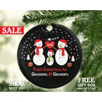 Unser Erstes Weihnachten Als Oma & Opa - Großeltern Schneemänner Und Neuer Enkel Enkelin Enkelkind Unser Erstes Weihnachten Als Oma & Opa - Großeltern Schneemänner Und Neuer Enkel Enkelin Enkelkind von CeramicOrnamentsUS