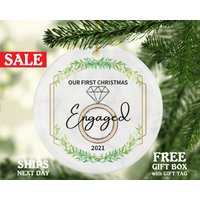 Unser Erstes Weihnachten Verlobt Verzierung Nur Verlobungsgeschenk Zukünftiger Ehemann Frau Neu Paar-Weihnachtsdiamant-Ring Vorschlagen, Dass Sie Ja Unser Erstes Weihnachten Verlobt Verzierung Nur Verlobungsgeschenk Zukünftiger Ehemann Frau Neu Paar-Weihnachtsdiamant-Ring Vorschlagen, Dass Sie Ja von CeramicOrnamentsUS