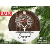 Unser Erstes Weihnachten Verlobte Weihnachtsverzierung - Liebesvögel Just Verlobungspaar Xmas Schlagen Sie Sagte Ja Rustikales Bauernhaus Unser Erstes Weihnachten Verlobte Weihnachtsverzierung - Liebesvögel Just Verlobungspaar Xmas Schlagen Sie Sagte Ja Rustikales Bauernhaus von CeramicOrnamentsUS