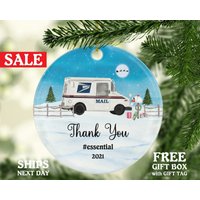 Weihnachtsverzierung Für Postangestellter Mailman-Briefträger Vielen Dank Die Wertschätzung Eines Unverzichtbaren Arbeiters, Urlaub, Weihnachten Weihnachtsverzierung Für Postangestellter Mailman-Briefträger Vielen Dank Die Wertschätzung Eines Unverzichtbaren Arbeiters, Urlaub, Weihnachten von CeramicOrnamentsUS