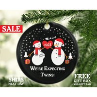 Wir Erwarten Zwillinge Weihnachtsschmuck/Neue Mutter Vater Baby Mädchen Junge Mama Papa Eltern Geschenk Schwangere Wir Erwarten Zwillinge Weihnachtsschmuck/Neue Mutter Vater Baby Mädchen Junge Mama Papa Eltern Geschenk Schwangere von CeramicOrnamentsUS