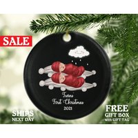 Zwillinge Erste Weihnachten Ornament Unsere 1. Babys Junge Mädchen Neugeborene Neue Mama Papa Baby Porträt Eltern 1.geschenk Aquarell Zwillinge Erste Weihnachten Ornament Unsere 1. Babys Junge Mädchen Neugeborene Neue Mama Papa Baby Porträt Eltern 1.geschenk Aquarell von CeramicOrnamentsUS