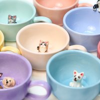 30 Farben Individuelle 3D-Haustier-Tasse Personalisierte Katze Hund Versteckte Innenseite Kaffeetasse Handgemachte Niedliche Figur Bunte Keramiktasse von LycheeCeramic