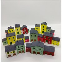 Eine Gruppe Von Zehn Terrakottahäusern, Die Ein Kleines Dorf Bilden. Mit Acrylfarben Bemalt, Genau Wie Echte Häuser Eine Gruppe Von Zehn Terrakottahäusern, Die Ein Kleines Dorf Bilden. Mit Acrylfarben Bemalt, Genau Wie Echte Häuser von CeramichedArte