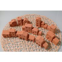 Ein Set Aus 10 Terrakottahäusern, Die Ein Kleines Dorf Bilden. Sie Können Auch Mit Acryl - Oder Temperafarben Bemalt Werden von CeramichedArte