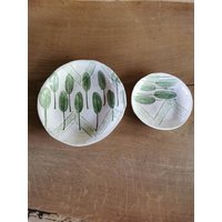 Frühstücksteller, Rustikales Geschirrset, Handgemachte Unregelmäßige Teller, Salbei Bemalte Keramik, Grüner Teller Frühstücksteller, Rustikales Geschirrset, Handgemachte Unregelmäßige Teller, Salbei Bemalte Keramik, Grüner Teller von Ceramichedera